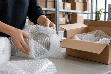 Como o plástico bolha absorve impactos durante o transporte?